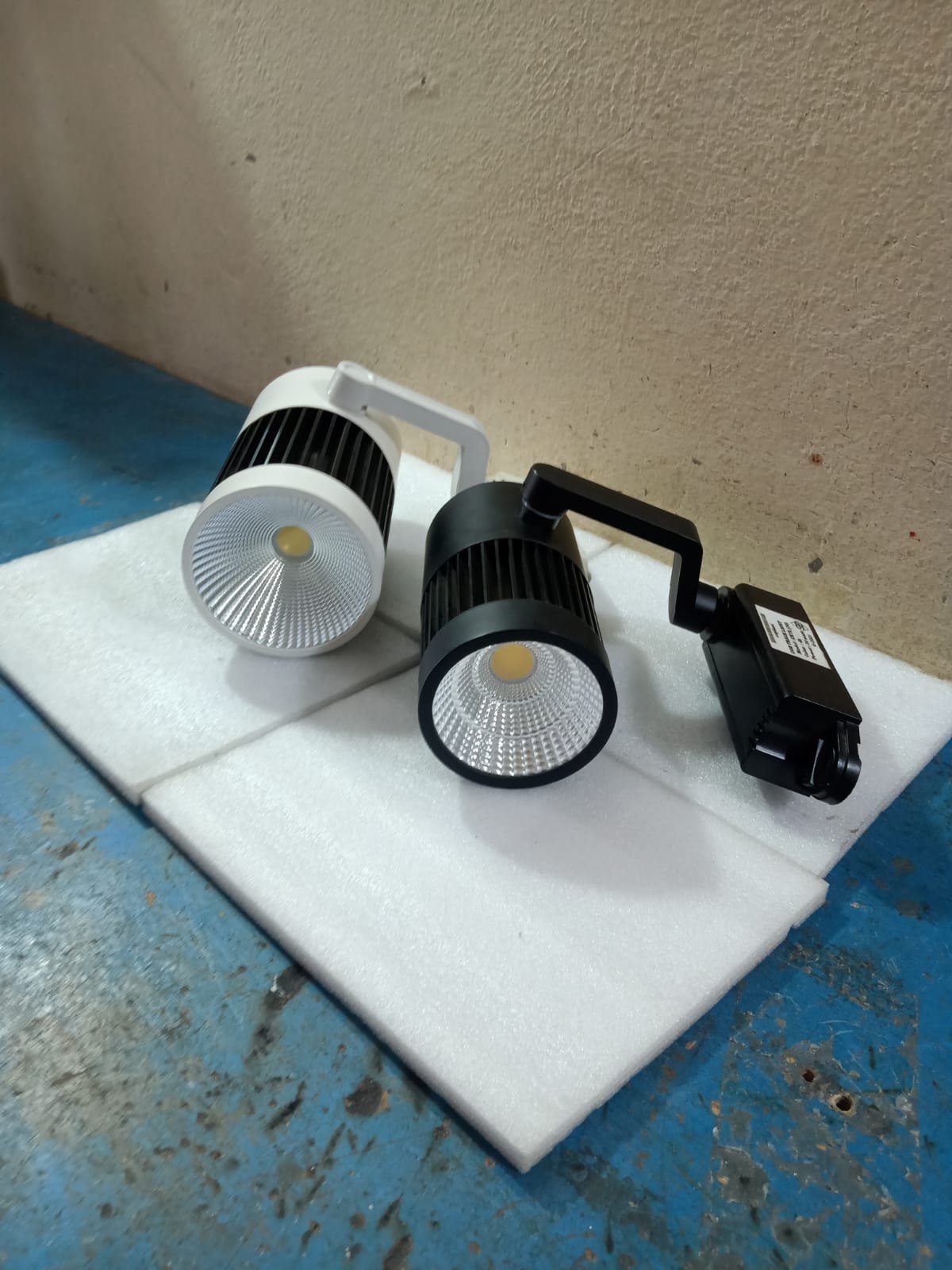 COB spot lights in black and white finish